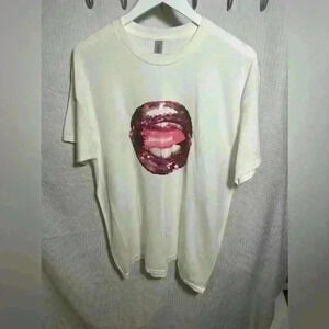 Large Graphic Tee Lips and Lipstick